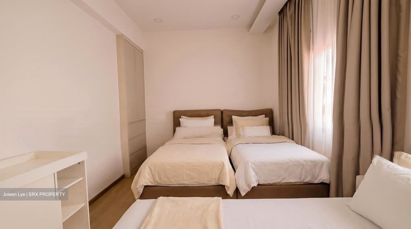 Sixth Avenue (D10), Terrace #581926381